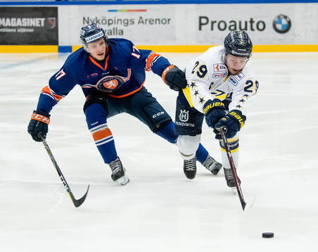 Erik Brännström i HV71 och Jonas Röndbjerg i Växjö