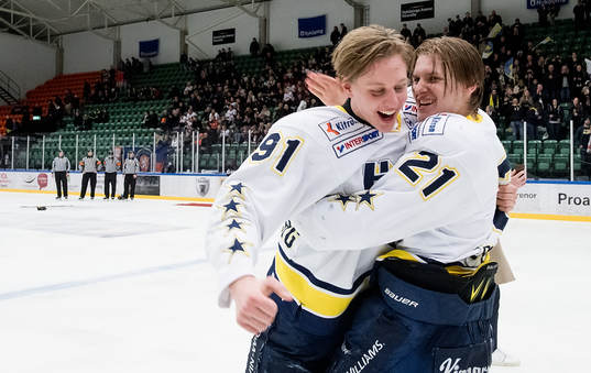 Filip Sveningsson och Karl Smedberg i HV71  firar guldet