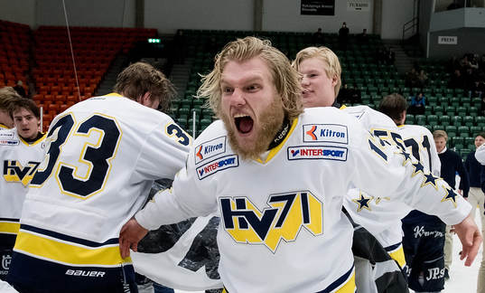 Rasmus Gustafsson i HV71firar guldet