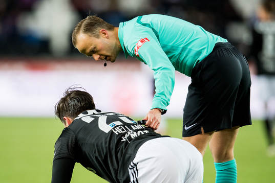 Referee Ola Hobber Nilsen and Pål André Helland of