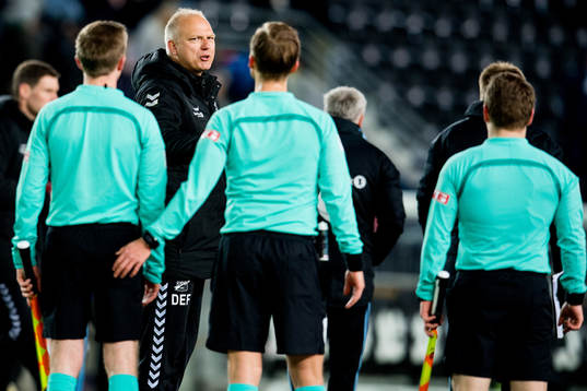 Dag-Eilev Fagermo, head coach of Odd, talks to referee Ola