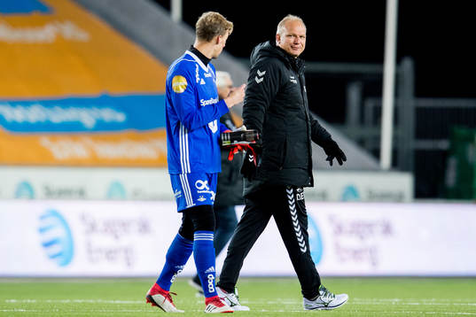 Dag-Eilev Fagermo, head coach of Odd, talks to goalkeeper
