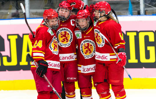 Smålands Elin Svensson jublar med lagkamrater