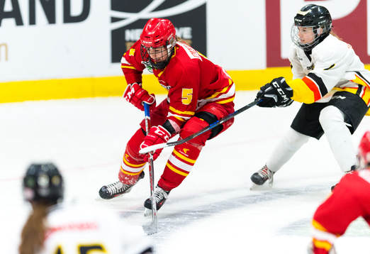 Smålands Linnea Johansson med puck