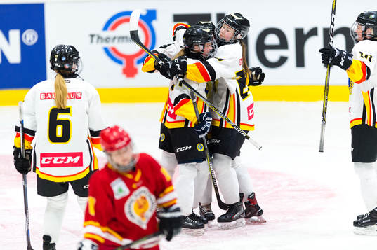 Södermanlands Alva Zentio jublar med lagkamrater