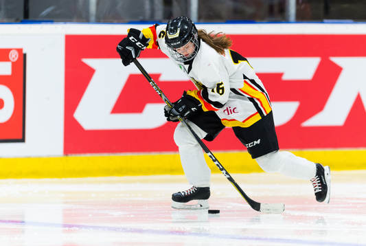 Södermanlands Ella Jämsen med puck