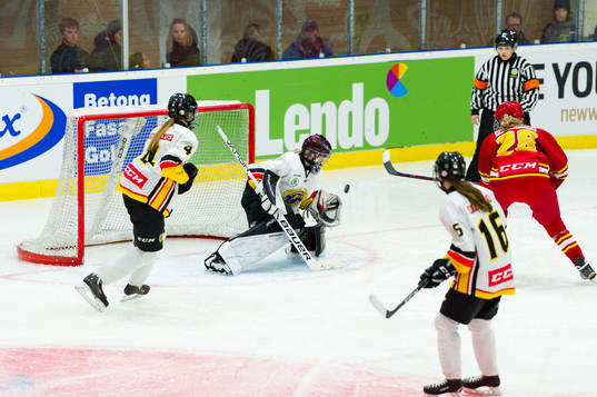 Smålands Elin Svensson gör 1-0 bakom Södermanlands