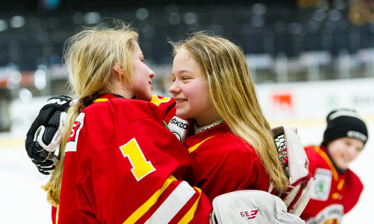 Smålands målvakt Ebba Svensson Träff och Ellen Nyström