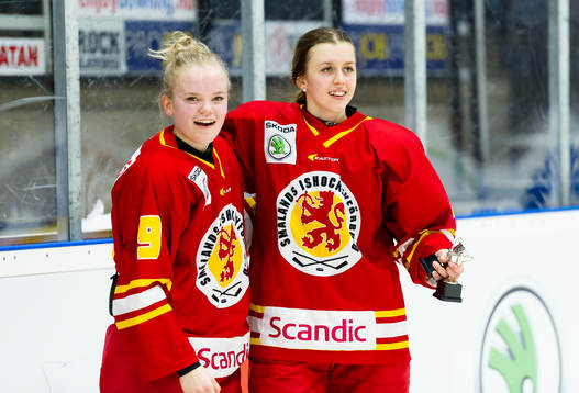 Smålands Maja Beverin och Linnea Johansson jublar