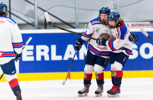 Stockholms Annie Silen jublar med lagkamrater