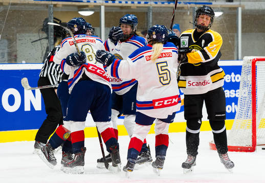 Stockholms Julia Tärnblom jublar med lagkamrater