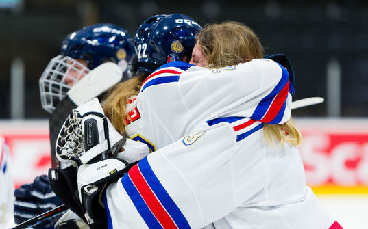 Stockholms målvakt Ida Boman kramar om Aoife Leacy