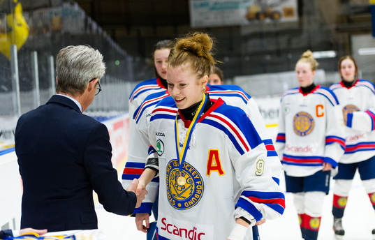Stockholms Lisa Östman tar emot sin guldmedalj
