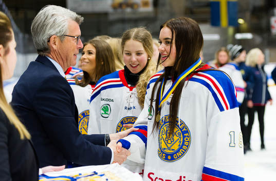 Stockholms Alice Rindö tar emot sin guldmedalj