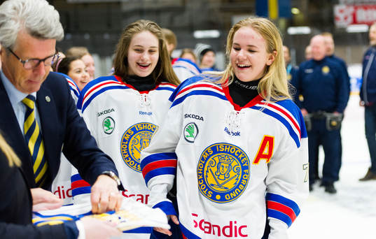 Stockholms Julia Tärnblom tar emot sin guldmedalj