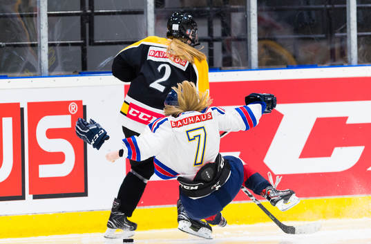 Västergötlands  Linnea Pettersson-Dove tacklar Stockholms