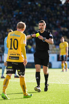Elfsborgs Simon Lundevall får en varning