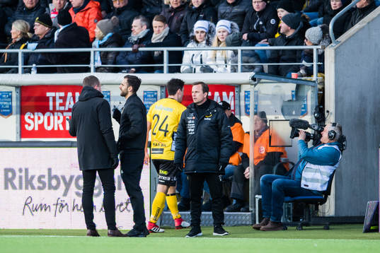 Elfsborgs Stefan Ishizaki lämnar planen