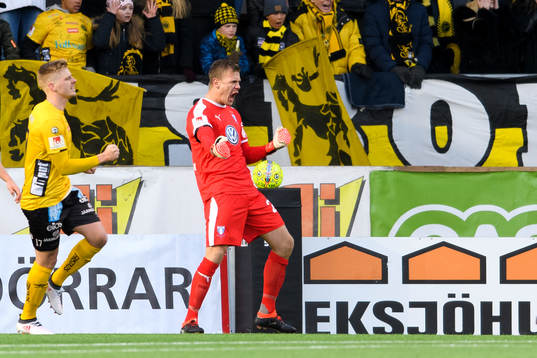 Malmö FFs målvakt Johan Dahlin jublar