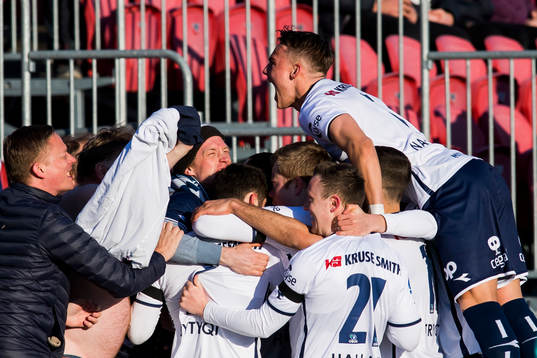 Tommy Høiland of Viking celebrates with his teammates