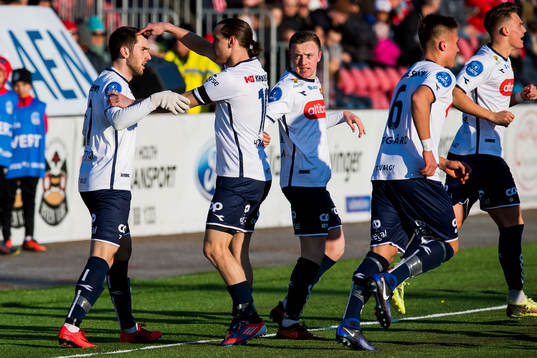 Tommy Høiland of Viking celebrates with his teammates