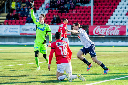 Tommy Høiland  of Viking celebrates