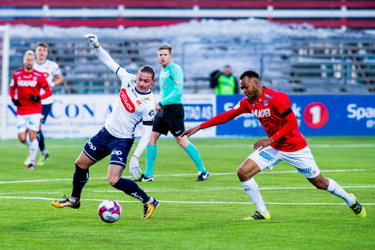 Julian Ryerson of Viking and Markus Skjellum of Kongsvinger
