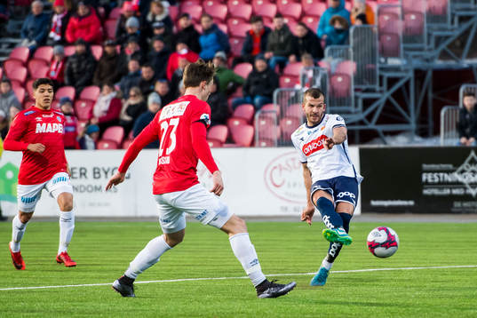 Zlatko Tripic of Viking and Fredrik Sjølstad of Kongsvinger