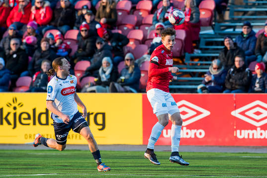 Tommy Høiland of Viking and Fredrik Sjølstad of