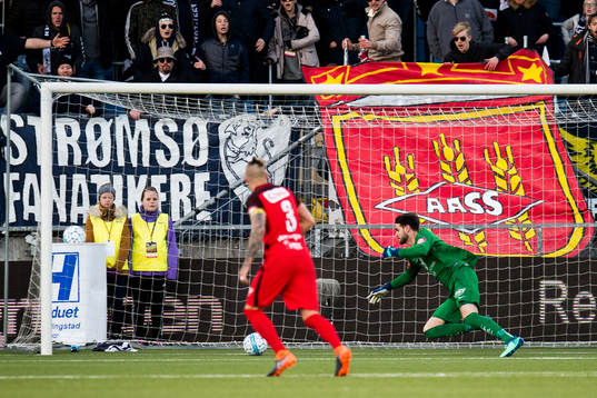Vito Wormgoor of Brann and goalkeeper Samuel