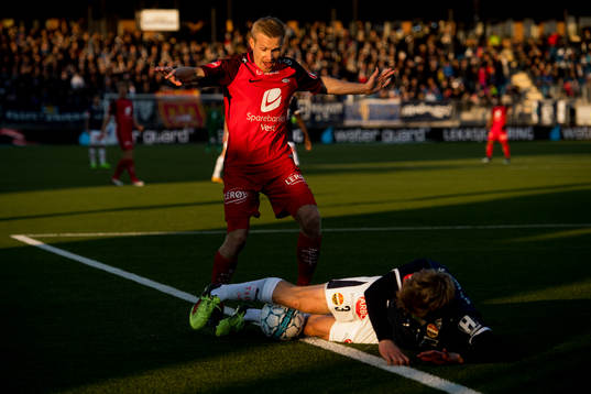 Taijo Teniste of Brann and Jonathan Parr of Strømsgodset