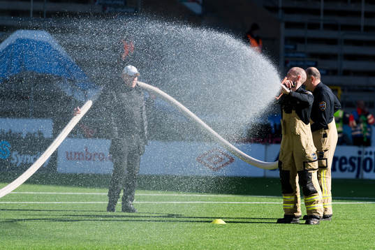Räddningstjänsten vattnar konstgräset