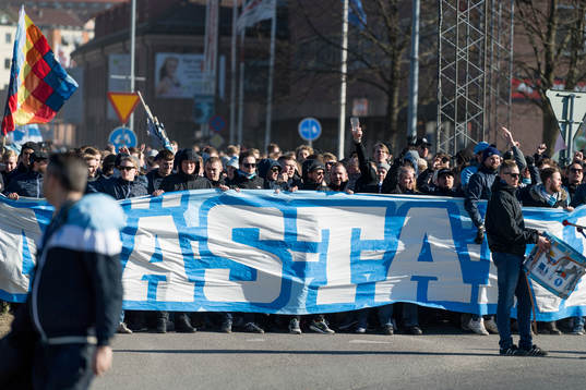 Malmö FFs supportrar marscherar till Borås arena