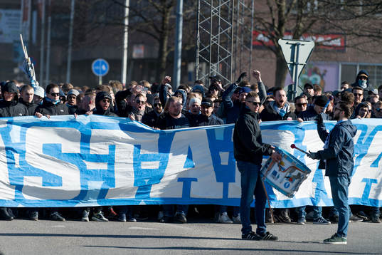 Malmö FFs supportrar marscherar till Borås arena