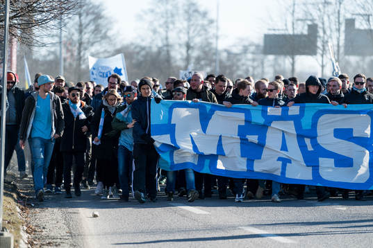 Malmö FFs supportrar marscherar till Borås arena
