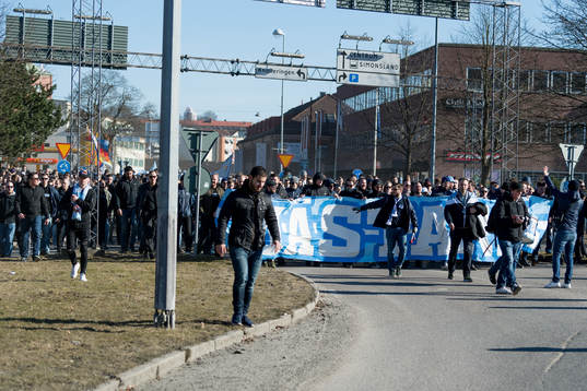 Malmö FFs supportrar marscherar till Borås arena