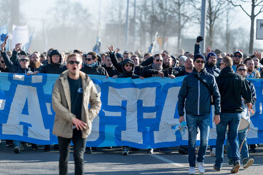 Malmö FFs supportrar marscherar till Borås arena