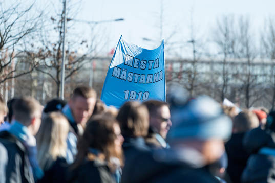 Malmö FFs supportrar marscherar till Borås arena