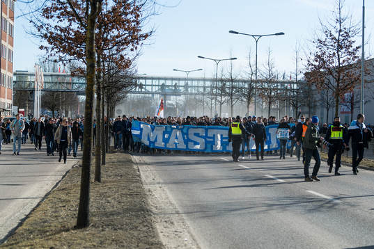 Malmö FFs supportrar marscherar till Borås arena