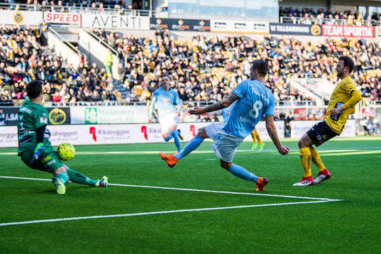 Elfsborgs målvakt Kevin Stuhr Ellegaard räddar skott