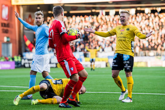 Malmö FFs målvakt Johan Dahlin räddar skott framför