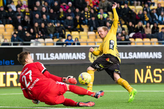 Malmö FFs målvakt Johan Dahlin räddar skott från