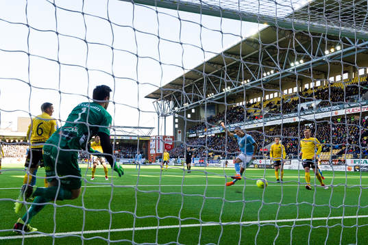 Malmö FFs Arnór Ingvi Traustason gör 1-2