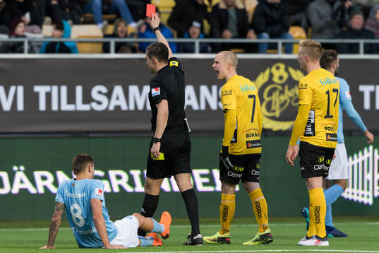 Elfsborgs Daniel Gustavsson reagerar då domare Bojan