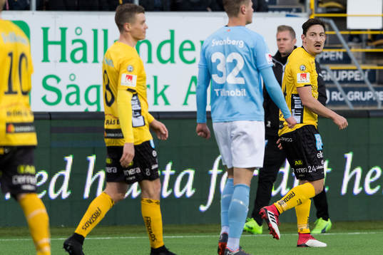 Elfsborgs Stefan Ishizaki lämnar planen