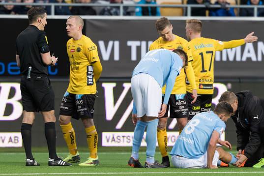Elfsborgs Daniel Gustavsson deiskterar med domare Bojan