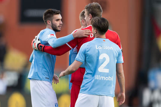 Malmö FFs Egzon Binaku klappar om målvakt Johan Dahlin