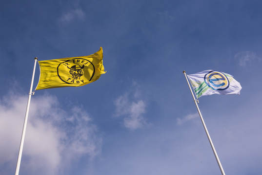Flaggor för IK Frej och Superettan på Vikingavallen innan