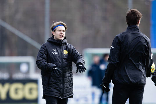 Frejs Amadeus Sögaard med lagkamrater innan