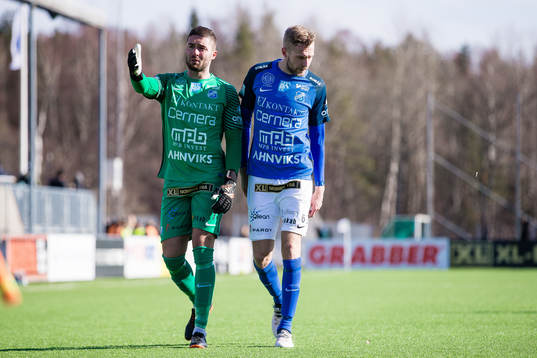 Norrbys målvakt Mergim Krasniqi deppar med Marc Axengren
